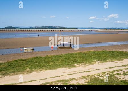 16.07.21 Arnside, Cumbria, UK kleines blaues Boot auf der Kent-Mündung in Arnside, Cumbria. Stockfoto