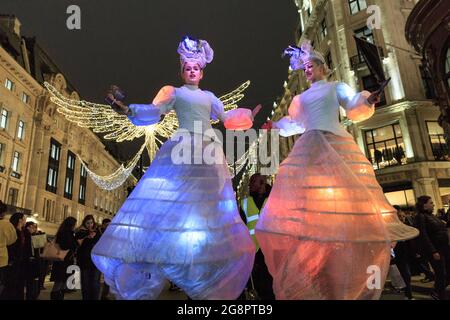 Balletttänzer von Black Orchid treten im Regent Street Christmas Lights ‘The Spirit of Christmas’ Switch on, London, England, auf Stockfoto