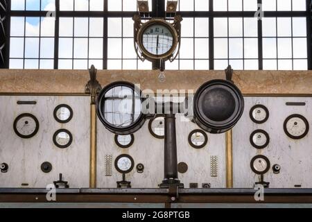 Steuerung und Maßnahmen, Instrumentation Panel in der Maschinenhalle der Zeche Zollern Splintmaschine, ehemaliges Steinkohlebergwerk in Dortmund, Ruhrgebiet, Deutschland Stockfoto