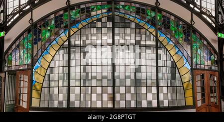 Das restaurierte original Art Nouveau-Buntglasfenster des Portals der Maschinenhalle am Zeche Zollern-Industriedenkmal, Dortmund, Stockfoto