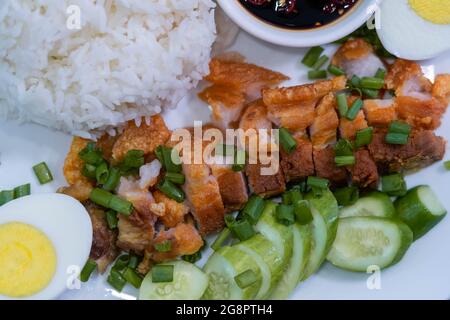 Reissurving mit gebratenen Schweinebauchbauch und Eiern. Stockfoto