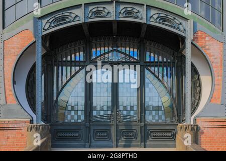 Der restaurierte ursprüngliche Jugendstil-Portal-Eingang und die Buntglasfenster der Maschinenhalle auf Zeche Zollern kollidieren mit industriellem Erbe Stockfoto