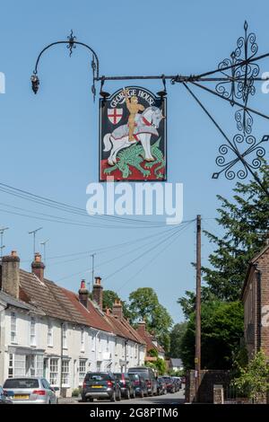 George House Pub Schild auf einer kunstvollen schmiedeeisernen Halterung im Hampshire Dorf Hambledon mit St. George und dem Drachen, England, Großbritannien Stockfoto