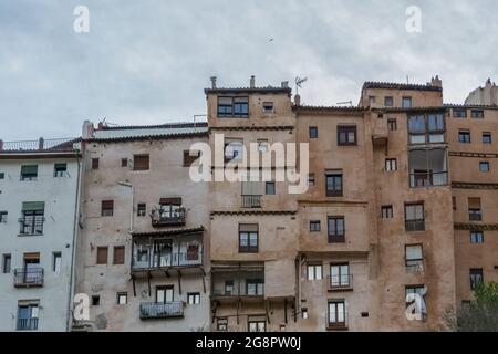 Cuenca / Spanien - 05 13 2021: Blick auf die Hängehäuser von Cuenca, Casas Colgadas, die ikonische Architektur der Stadt Cuenca Stockfoto