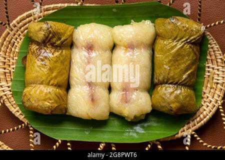 Klebriges Reisstroms in Bananenblatt oder Khao tom Matte. Thai gefüllt mit Kokosmilch und Banane. Stockfoto