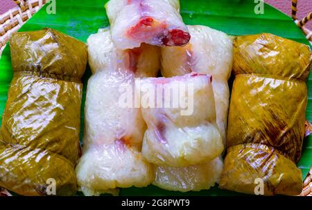 Klebriges Reisstroms in Bananenblatt oder Khao tom Matte. Thai gefüllt mit Kokosmilch und Banane. Stockfoto