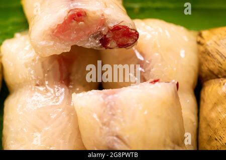 Klebriges Reisstroms in Bananenblatt oder Khao tom Matte. Thai gefüllt mit Kokosmilch und Banane. Stockfoto