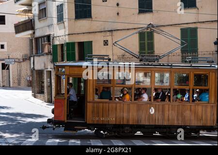 Soller, Spanien - 19. Juni 2021: Historische Holzbahn von Soller auf der Insel Mallorca Stockfoto