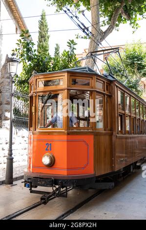 Soller, Spanien - 19. Juni 2021: Historische Holzbahn von Soller auf der Insel Mallorca Stockfoto