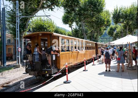 Soller, Spanien - 19. Juni 2021: Historische Holzbahn von Soller auf der Insel Mallorca Stockfoto