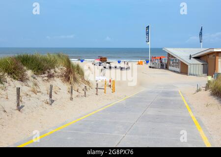 Sommer an der Nordsee: Einladender Blick auf den Strand in Katwijk, Südholland, Niederlande, einem beliebten Badeort. Stockfoto