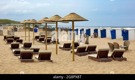 Sommersaison mit Liegestühlen und Sonnenschirmen am Strand entlang der Nordseeküste in Katwijk, Südholland, Niederlande. Stockfoto