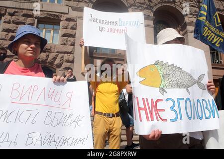 KIEW, UKRAINE - 22. JULI 2021 - Demonstranten halten Plakate vor der Stadtverwaltung von Kiew während des Small Business gegen Klitschkos M Stockfoto