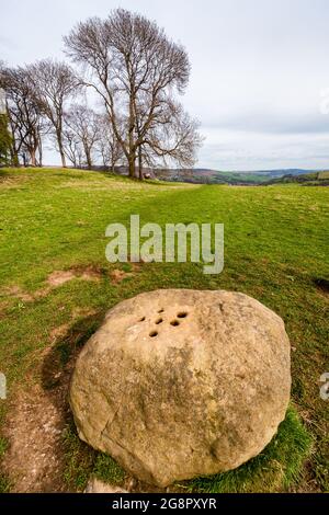 Der Grenzstein bei Eyam mit Löchern für das Einweichen von Münzen in Essig, um für Lieferungen von Stoney Middleton während der Pestjahre zu bezahlen - Derbyshire UK Stockfoto