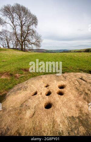 Der Grenzstein bei Eyam mit Löchern für das Einweichen von Münzen in Essig, um für Lieferungen von Stoney Middleton während der Pestjahre zu bezahlen - Derbyshire UK Stockfoto