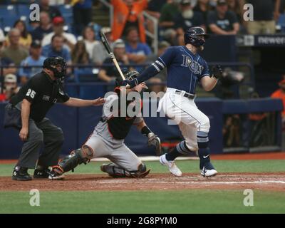 St. Petersburg, Florida. USA; Tampa Bay Rays ernannte Hitter Austin Meadows (17) trifft einen Single auf das Mittelfeld und die Rays erzielen zwei Runs, um während der Runs zu gewinnen Stockfoto