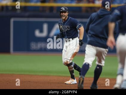 St. Petersburg, Florida. USA; Tampa Bay Rays ernannte Hitter Austin Meadows (17) trifft einen Single auf das Mittelfeld und die Rays erzielen zwei Runs, um während der Runs zu gewinnen Stockfoto