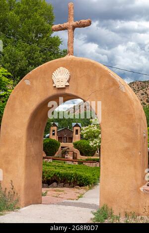 Chimayo, New Mexico - die Christus-Kapelle von Esquipulas in El Santuario de Chimayo, einem römisch-katholischen Wallfahrtsort in den Bergen des nördlichen New Stockfoto