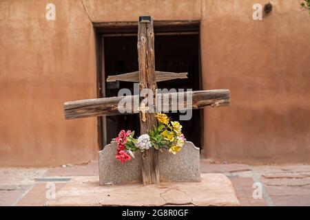 Chimayo, New Mexico - EIN Kreuz außerhalb von El Santuario de Chimayo, einem römisch-katholischen Wallfahrtsort in den Bergen im Norden von New Mexico. Stockfoto