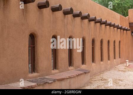 Chimayo, New Mexico - El Santuario de Chimayo, ein römisch-katholischer Wallfahrtsort in den Bergen im Norden von New Mexico. Stockfoto