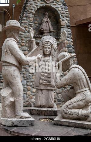 Chimayo, New Mexico - das drei-Kulturen-Denkmal am Santuario de Chimayo, einem römisch-katholischen Wallfahrtsort in den Bergen des nördlichen New Mexi Stockfoto