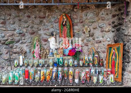 Chimayo, New Mexico - Gebetskerzen im El Santuario de Chimayo, einem römisch-katholischen Wallfahrtsort in den Bergen im Norden von New Mexico. Stockfoto