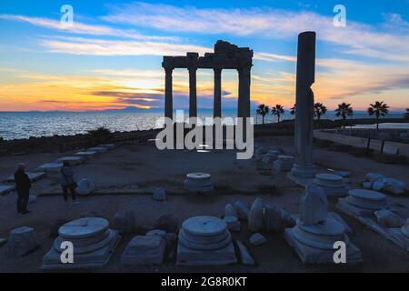 Tempel von Apollo Silhouette, alte karische Stadt Side bei Sonnenuntergang, im Süden der Türkei an der Mittelmeerküste, griechischer und römischer gott der Musik. Stockfoto