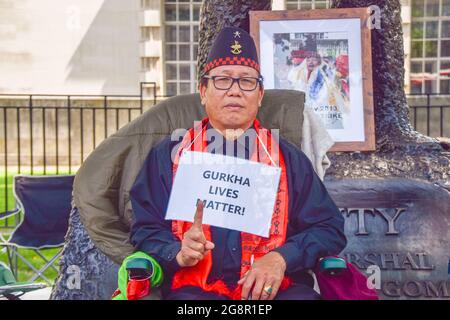 London, Großbritannien. Juli 2021. Veteranen der Gurkha-Armee traten vor der Downing Street in einen Hungerstreik, um gegen „Diskriminierung, Ausbeutung“ und „historische Ungerechtigkeit“ sowie ungleiche Renten zu protestieren, die den Gurkha-Soldaten im Vergleich zu ihren britischen Pendants gewährt wurden. (Kredit: Vuk Valcic / Alamy Live News) Stockfoto