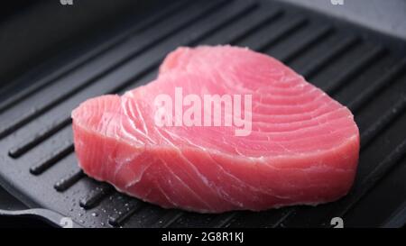 Thunfischsteak auf der Grillpfanne. Roher roher rosafarbener Thunfisch Stockfoto