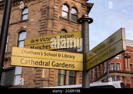 Nahaufnahme Der Richtungsschild An Manchester England 7-12-2019 Stockfoto