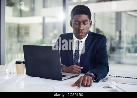 Einige neue Informationen durcharbeiten Stockfoto