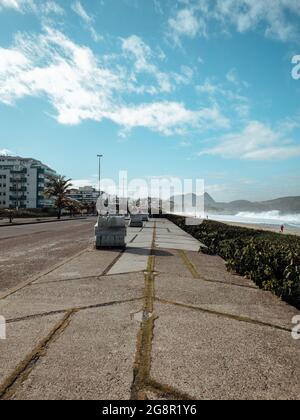 RIO DE JANEIRO, BRASILIEN - 01. Jul 2021: Eine vertikale Landschaftsaufnahme der Stadt Rio de Janeiro, Brasilien Stockfoto