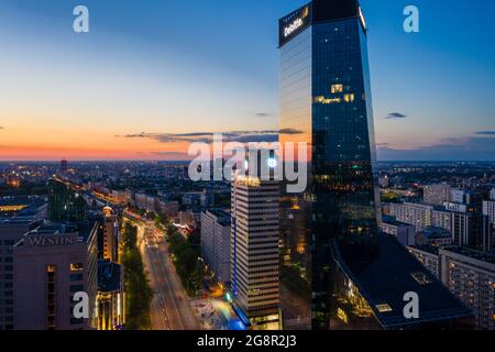 Luftaufnahme des Q22 Deloitte Bürogebäudes bei Sonnenuntergang Stockfoto