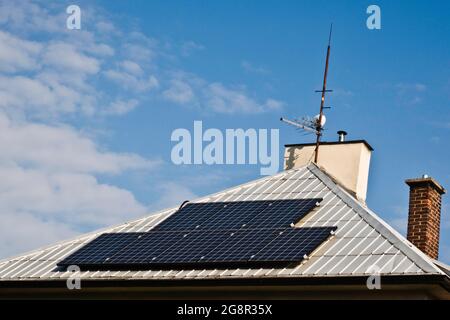 Sonnenkollektoren auf einem privaten Hausdach Stockfoto