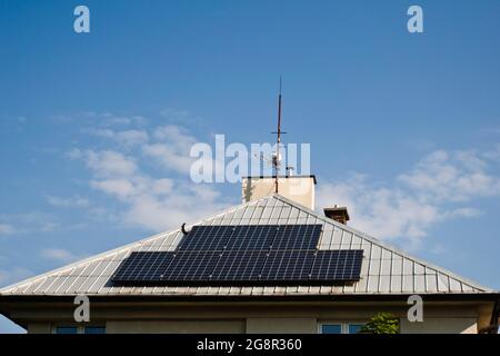 Sonnenkollektoren auf einem privaten Hausdach Stockfoto