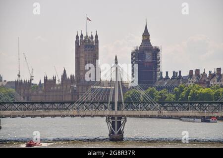 Big Ben, Palace of Westminster und Hungerford und Golden Jubilee Bridges Tagesansicht, London, Großbritannien 22. Juli 2021. Stockfoto