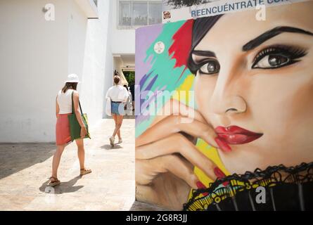 Malaga, Spanien. Juli 2021. Touristen sahen, wie sie an einem Wandgemälde mit einem Flamenco-Gemälde entlang des Platzes „La Judería“ entlang gingen, inmitten einer Coronavirus-Pandemie.Spanien lebt trotz vermehrter Impfungen eine neue Welle von Coronavirus-Pandemie zwischen jüngeren Menschen. Der Gastgewerbe befürchtet, dass die gegenwärtige epidemiologische Situation des Landes Hotelreservierungen für Touristen stoppen und wirtschaftliche Verluste für den Sektor verursachen wird. Kredit: SOPA Images Limited/Alamy Live Nachrichten Stockfoto