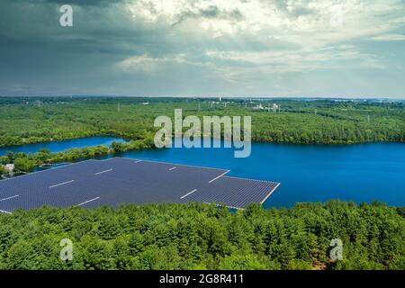 Panorama-Luftaufnahme der erneuerbaren alternativen Stromerzeugung die schwimmende Solarzellenplattform auf dem schönen See Stockfoto