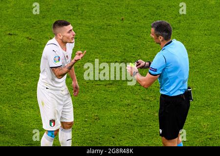 München, Deutschland - 02. Juli: Schiedsrichter Slavko Vincic aus Slowenien (R) zeigt während der UEFA Euro 2020 Champio eine gelbe Karte für Marco Verratti aus Italien (L) Stockfoto