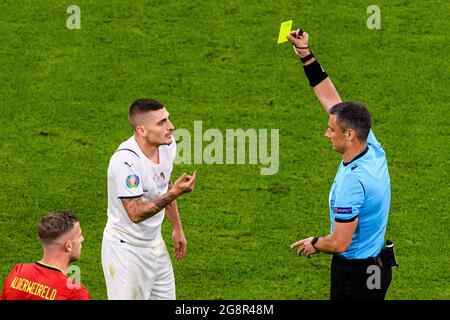 München, Deutschland - 02. Juli: Schiedsrichter Slavko Vincic aus Slowenien (R) zeigt während der UEFA Euro 2020 Champio eine gelbe Karte für Marco Verratti aus Italien (L) Stockfoto