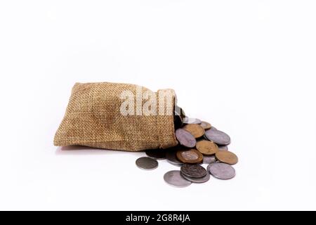 Stapel von indischen Münzen auf isolierten weißen Hintergrund fallen. Stockfoto