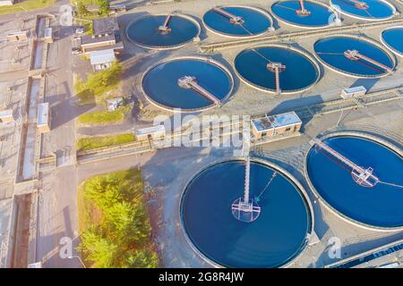 Luftpanorama der modernen städtischen Kläranlage Wasserreinigung ist der Prozess der Beseitigung unerwünschter Chemikalien Stockfoto