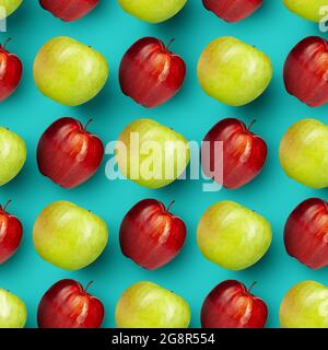 Leuchtend rote und grüne saftige Äpfel auf hellblauem Hintergrund. Collage zeitgenössischer Kunst. Stockfoto