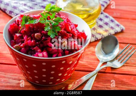 Salat aus verschiedenen gekochten Gemüse - Vinaigrette auf dem Teller Stockfoto