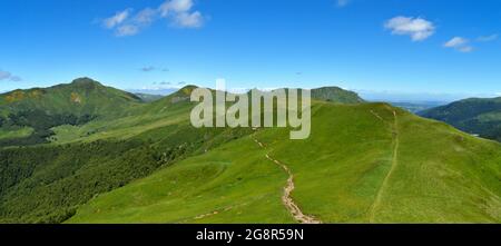 Schöne grüne Landschaft auf einem Berg mit Blick auf ein vulkanisches Bergpanorama Stockfoto