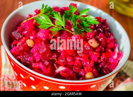 Salat aus verschiedenen gekochten Gemüse - Vinaigrette auf dem Teller Stockfoto