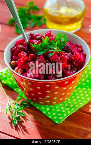 Salat aus verschiedenen gekochten Gemüse - Vinaigrette auf dem Teller Stockfoto