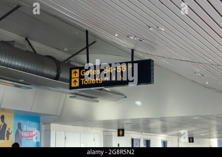 Hinweisschild Am Flughafen Manchester England 9-12-2109 Stockfoto