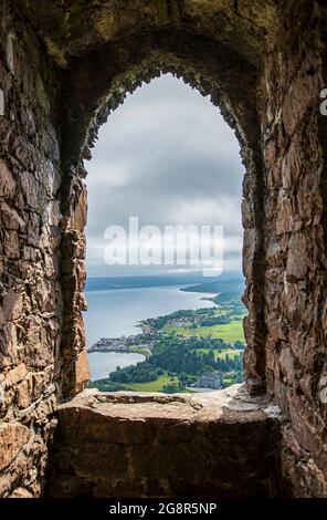 Landschaftsfotografie des Panoramas des Dorfes, des Sees durch das Fenster Stockfoto