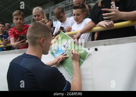 DNIPRO, UKRAINE - 21. JULI 2021 - während der Veranstaltung, um den Beginn der Ukrainischen Pre 2021/2022 zu markieren, signiert der Vormarker Artem Dovbyk vom SC Dnipro-1 ein Plakat Stockfoto
